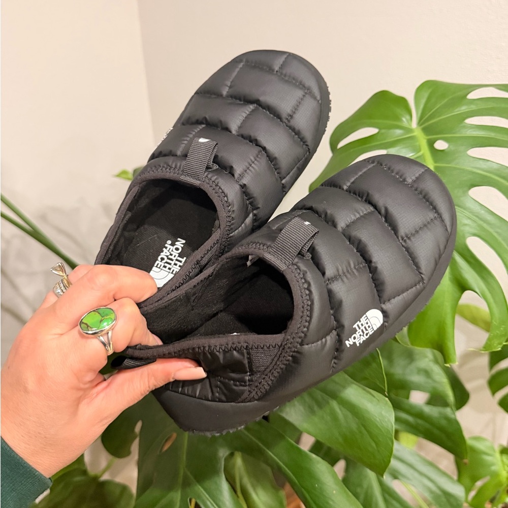 The North Face ThermoBall Traction Mules • Black • Size 3‎